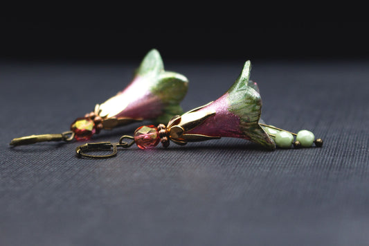 Blütenohrringe in Altrosa und Lindgrün mit Fuchsia Glasperlen – romantischer Ohrschmuck in Gold