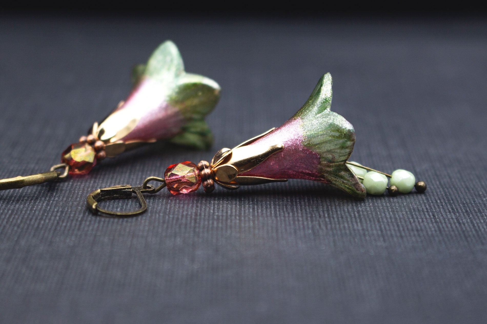Ohrringe mit Acrylblüten Altrosa und Lindgrün, Glasperlen in Fuchsia – verspielter Vintage Schmuck