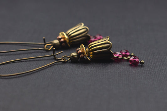 Blütenohrringe Antik Bronze mit Fuchsia Glasperlen – romantische Creolen Ohrhänger