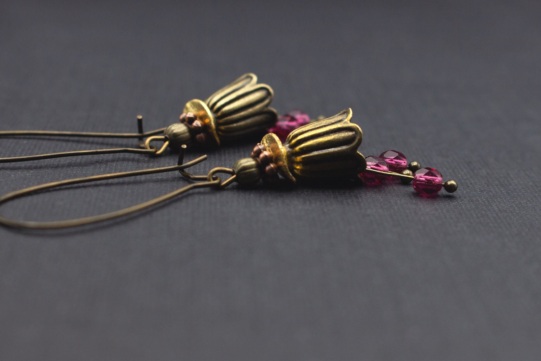 Romantische Blütenohrringe Antik Bronze mit Glasperlen in Fuchsia – stilvolle Ohrhänger