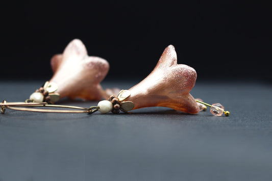 Creolen Ohrringe mit Acrylblüten in Apricot, Glasperlen in Creme und Roségold – stilvoller Schmuck für Hochzeit und Boho