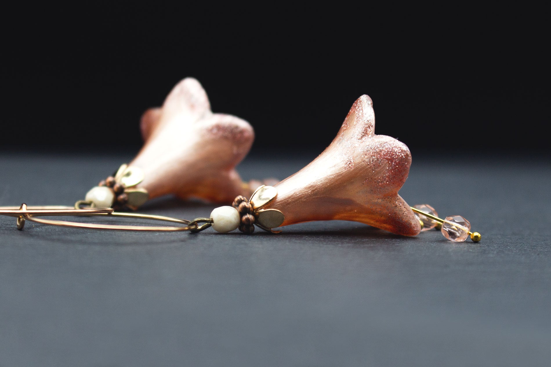 Romantische Blütenohrringe Apricot Creme mit schimmernden Blüten und Glasperlen – eleganter Ohrschmuck