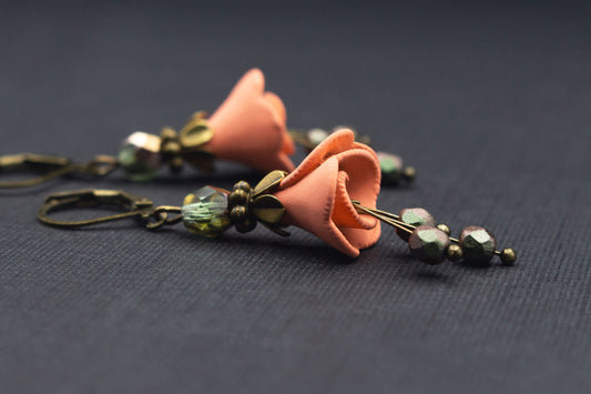 Blütenohrringe in Apricot und Lindgrün mit Glasperlen – romantischer Ohrschmuck für Damen