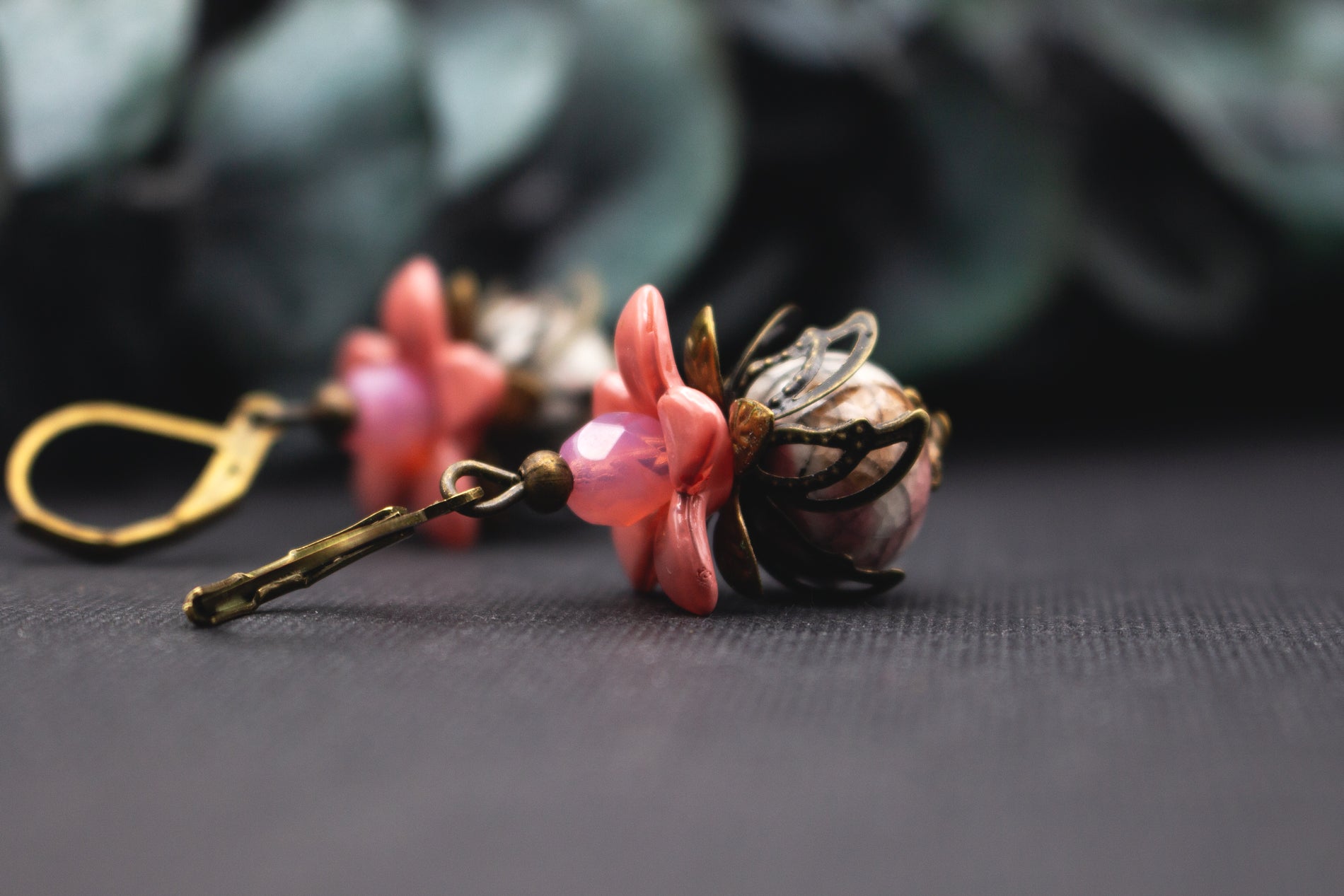 Ausdrucksstarke Apricot-Rosé Ohrringe mit Blütenform, Bronze und facettiertem Glas – moderne Interpretation floraler Vintage-Elemente.