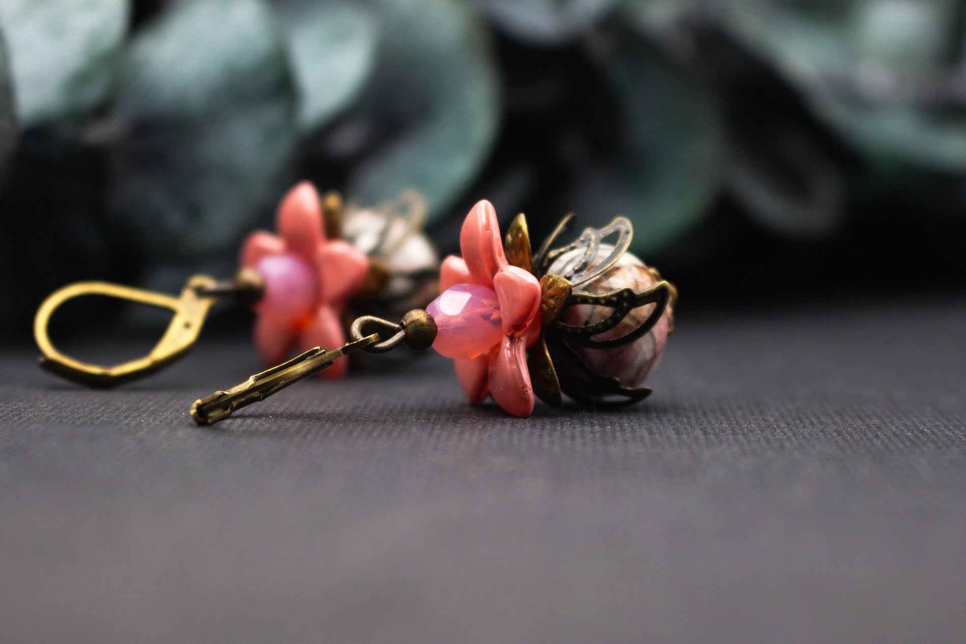 Florale Vintage-Ohrringe Apricot Rosé mit Acrylblüten und marmorierter Perle – kunstvoller Ohrschmuck mit warmen Nuancen.