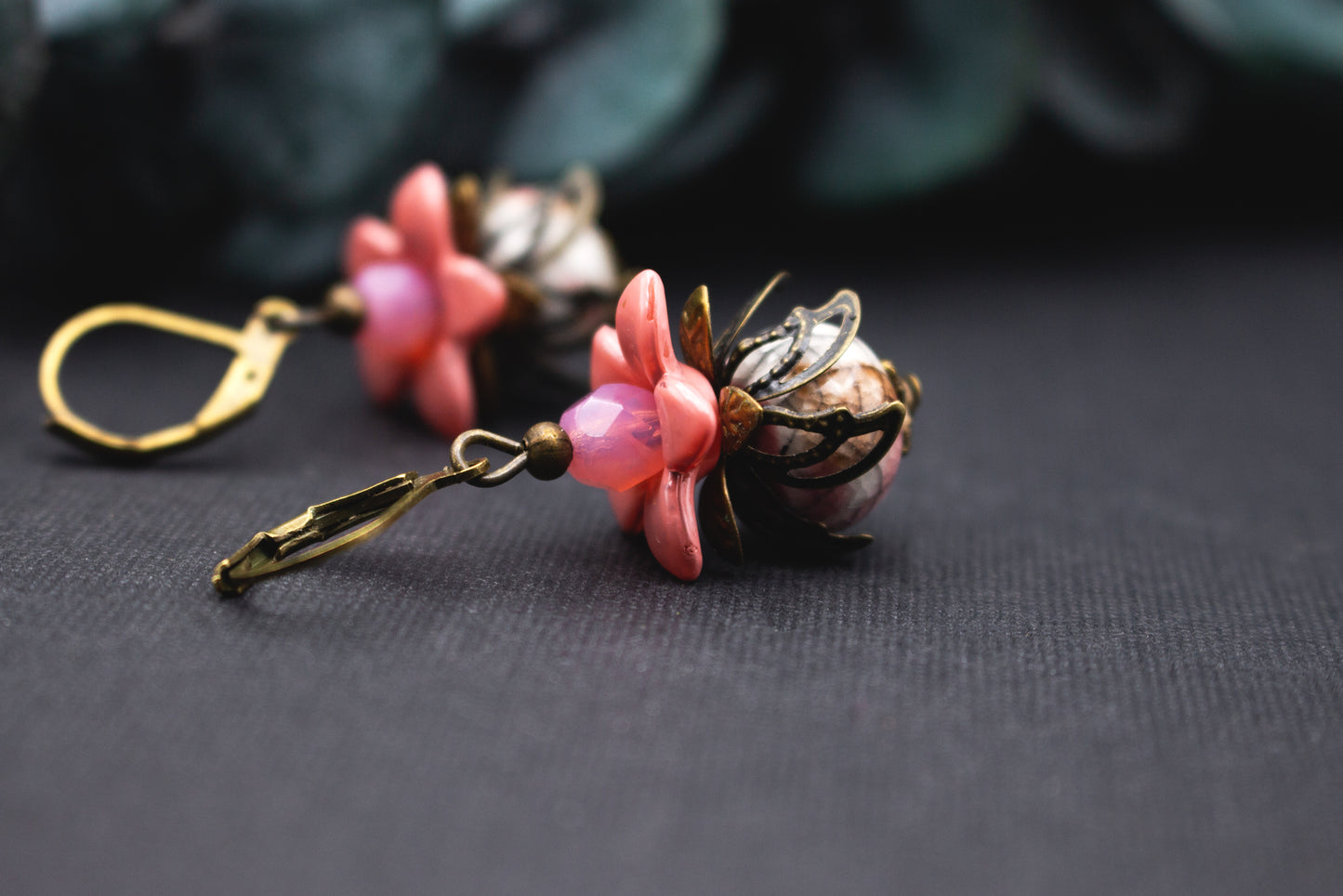 Handgefertigte Blütenohrringe Apricot Rosé mit opalvioletter Akzentperle – zarte Vintage-Ohrringe mit harmonischer Farbkomposition.