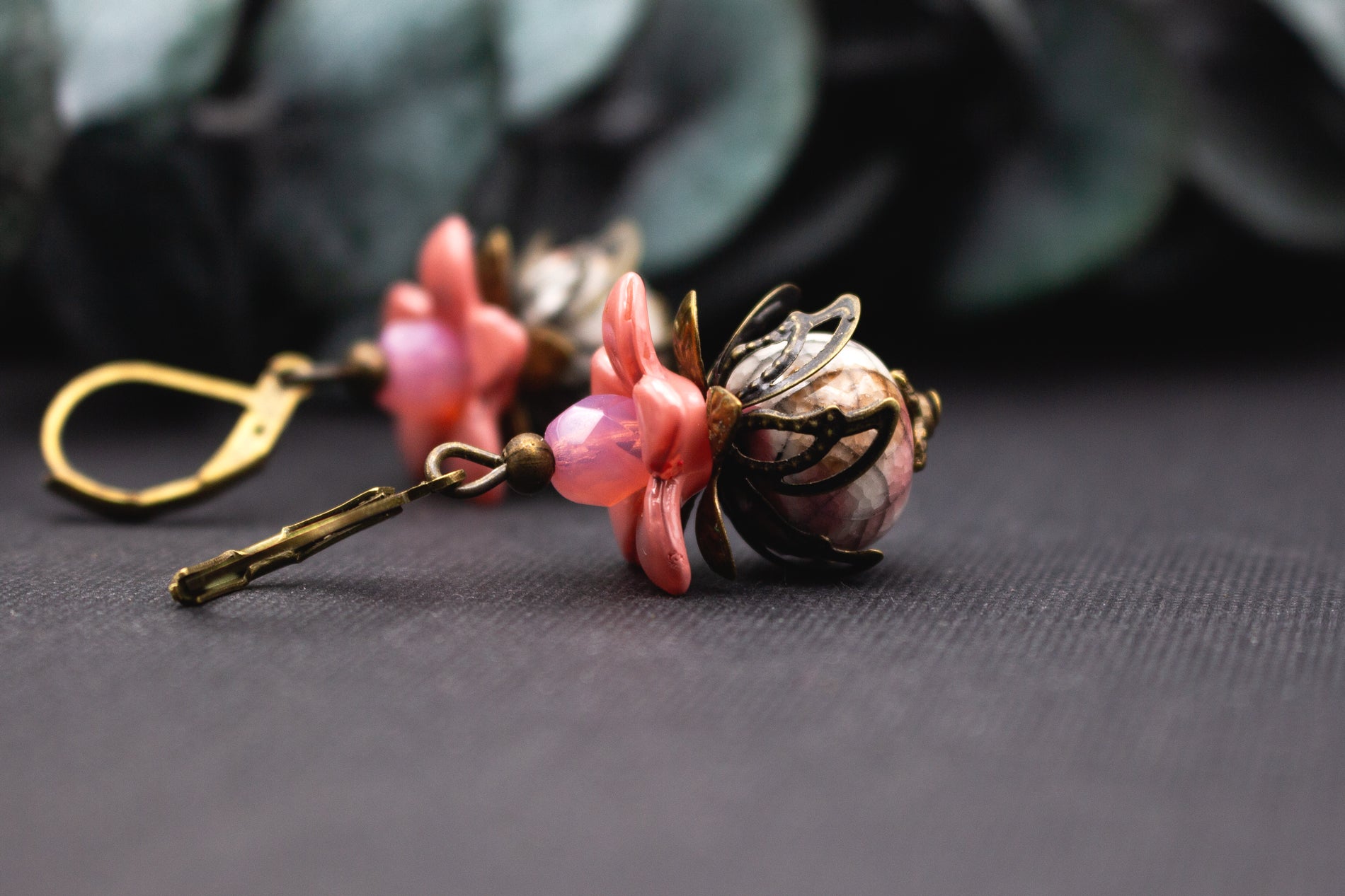 Blütenohrringe Apricot Rosé mit marmorierter Glasperle und Bronze – zarter floraler Vintage-Schmuck mit weicher, warmer Farbwirkung.