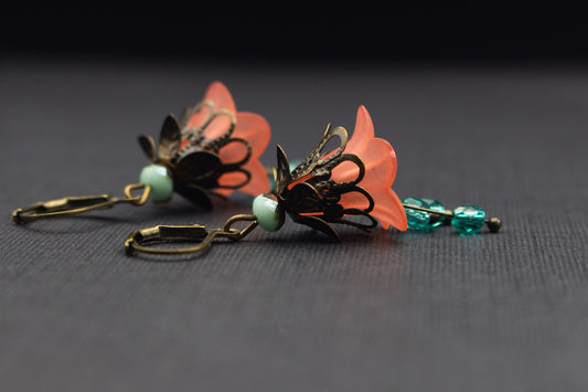 Blütenohrringe Apricot Rot mit Türkis – sommerlicher Schmuck mit Glasperlen