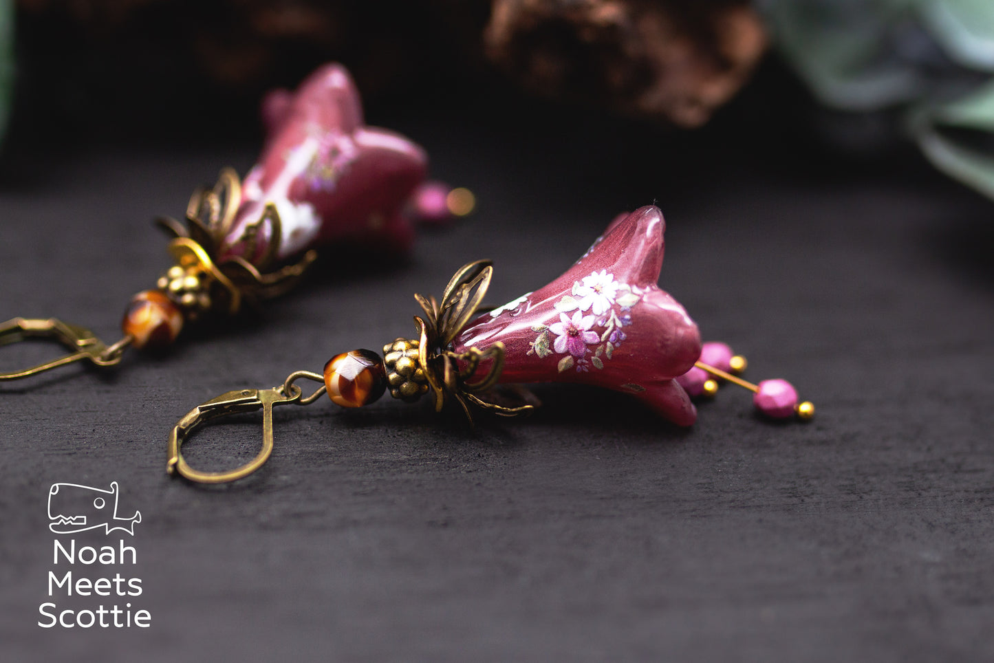 Vintage Blütenohrringe in Aubergine mit Glasperlen und floralen Details.