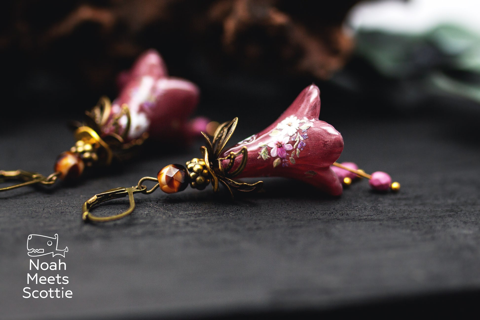 Floraler handbemalter Schmuck in Aubergine und Lila mit Glasperlen im Vintage-Stil.