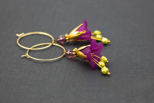 Blütenohrringe in Beere und Olivgrün mit Glasperlen – elegante Creolen in Gold