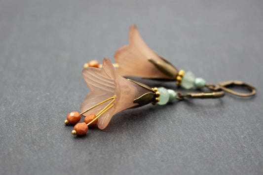 Blütenohrringe in Beige und Lindgrün mit Glasperlen – romantischer Schmuck in Antik-Bronze