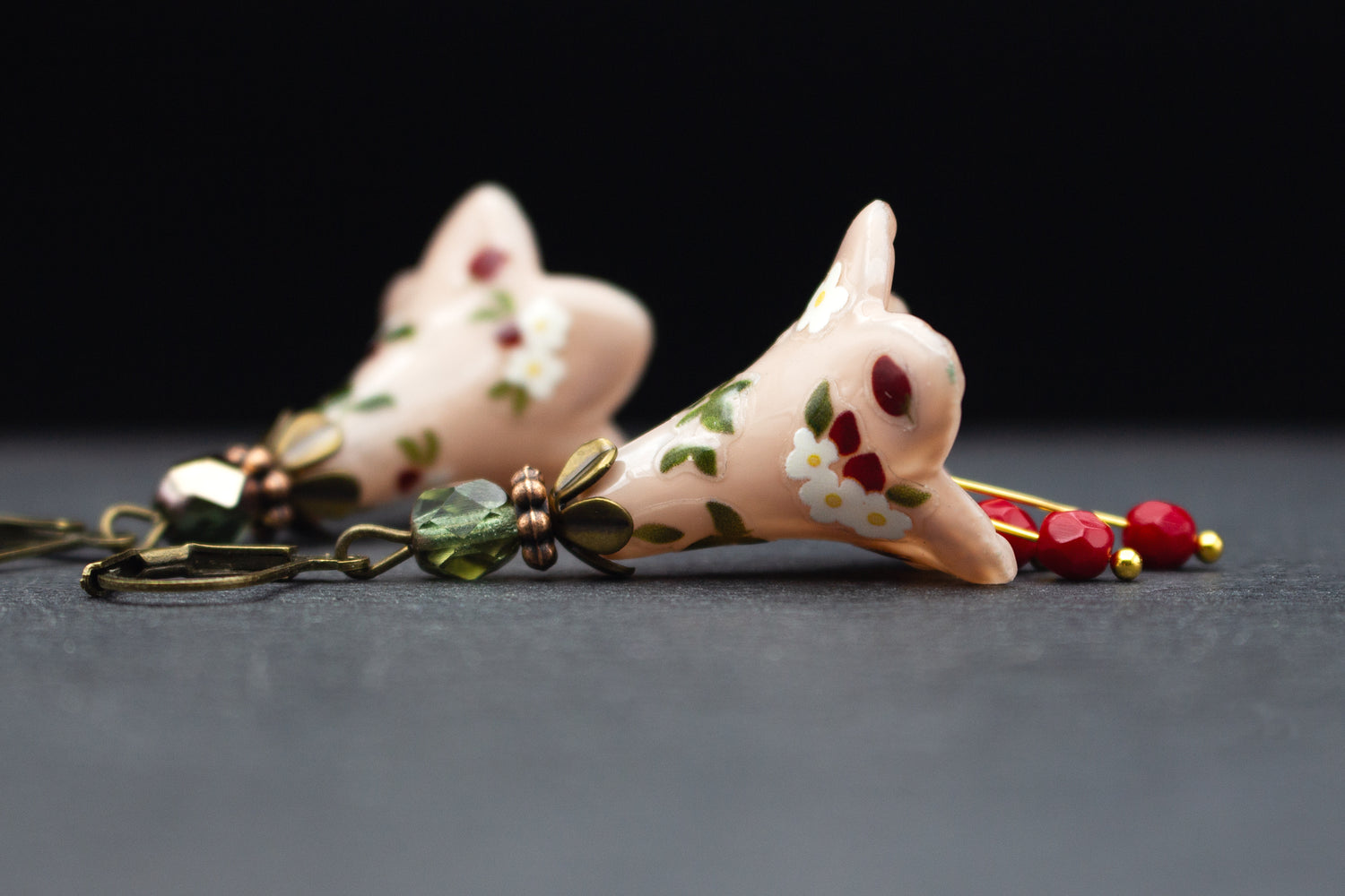Handbemalte Blütenohrringe Beige Rot Grün – floraler Ohrschmuck verspielt und elegant