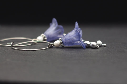 Blütenohrringe Blau Flieder mit Glasperlen – romantische Creolen Ohrhänger in Silber