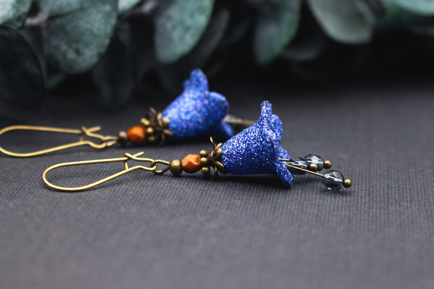 Blütenohrringe blau mit glitzernden Acrylblüten, Glasperlen und bronzefarbenem Metall im Vintage Stil