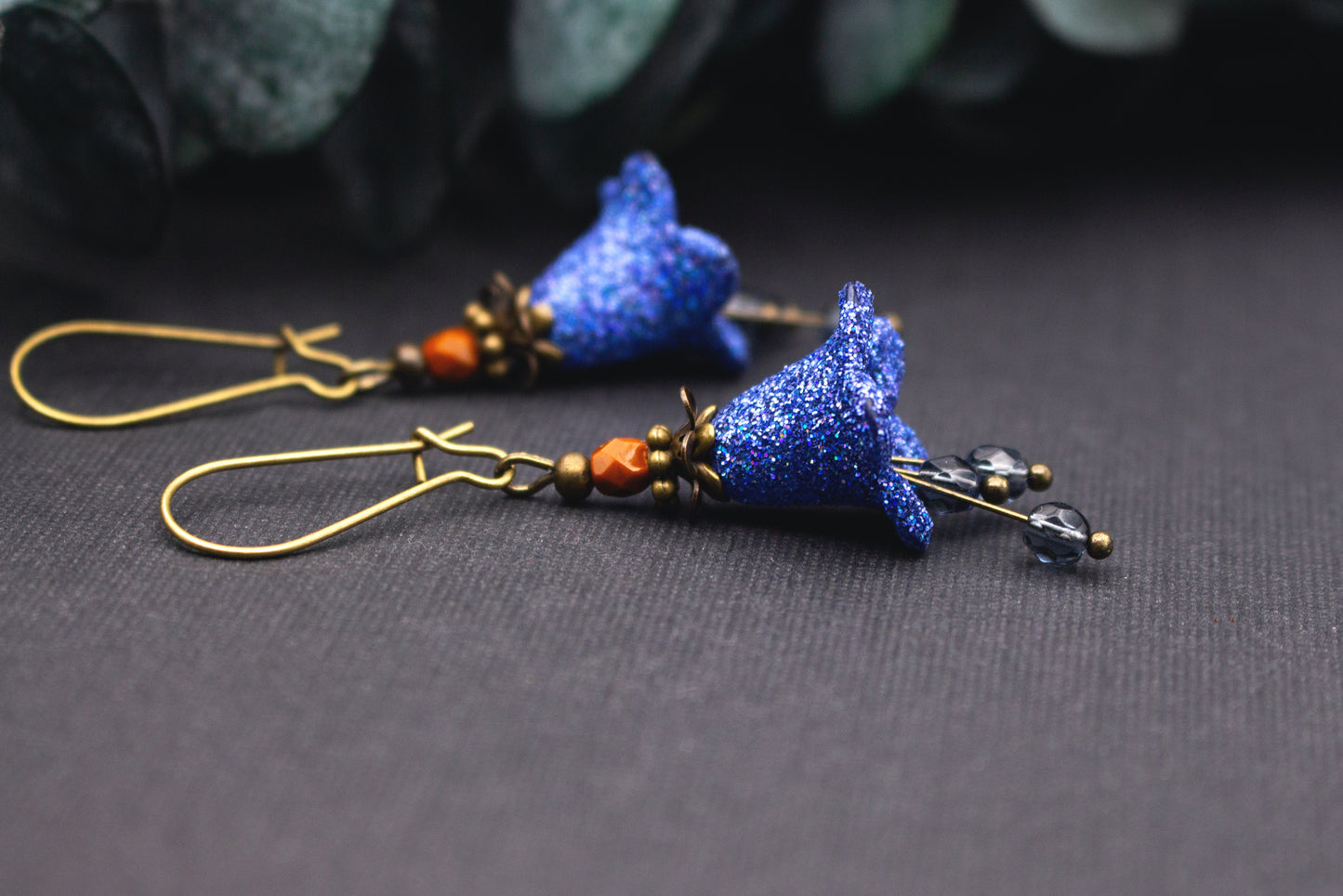 Lange Blütenohrringe in kräftigem Blau mit glitzernder Blüte und Glasperlen, Vintage Schmuck