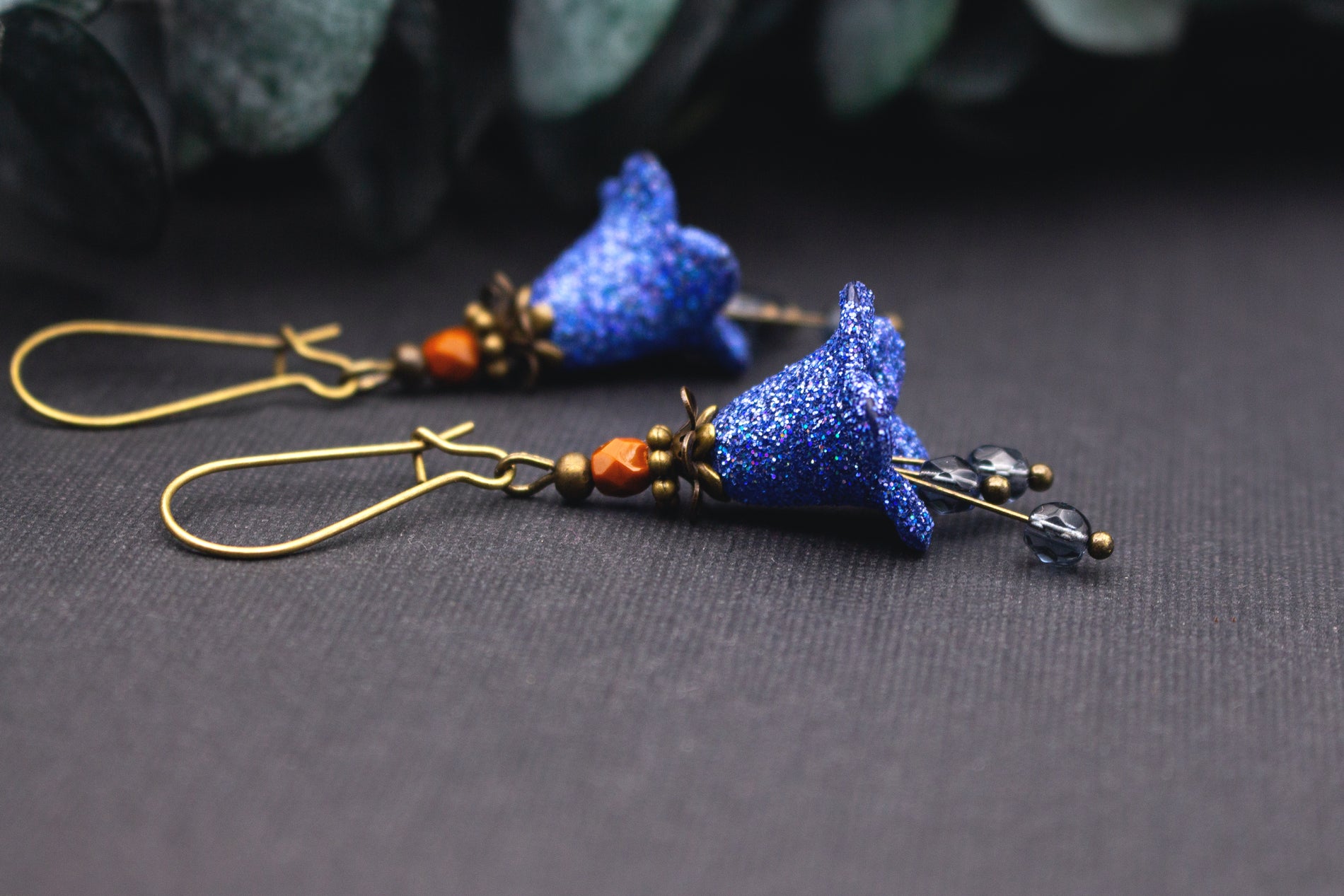 Lange Blütenohrringe in kräftigem Blau mit glitzernder Blüte und Glasperlen, Vintage Schmuck