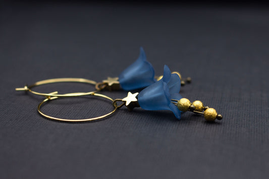 Blütenohrringe in Blau und Gold mit Sternen – elegante Creolen mit Glasperlen
