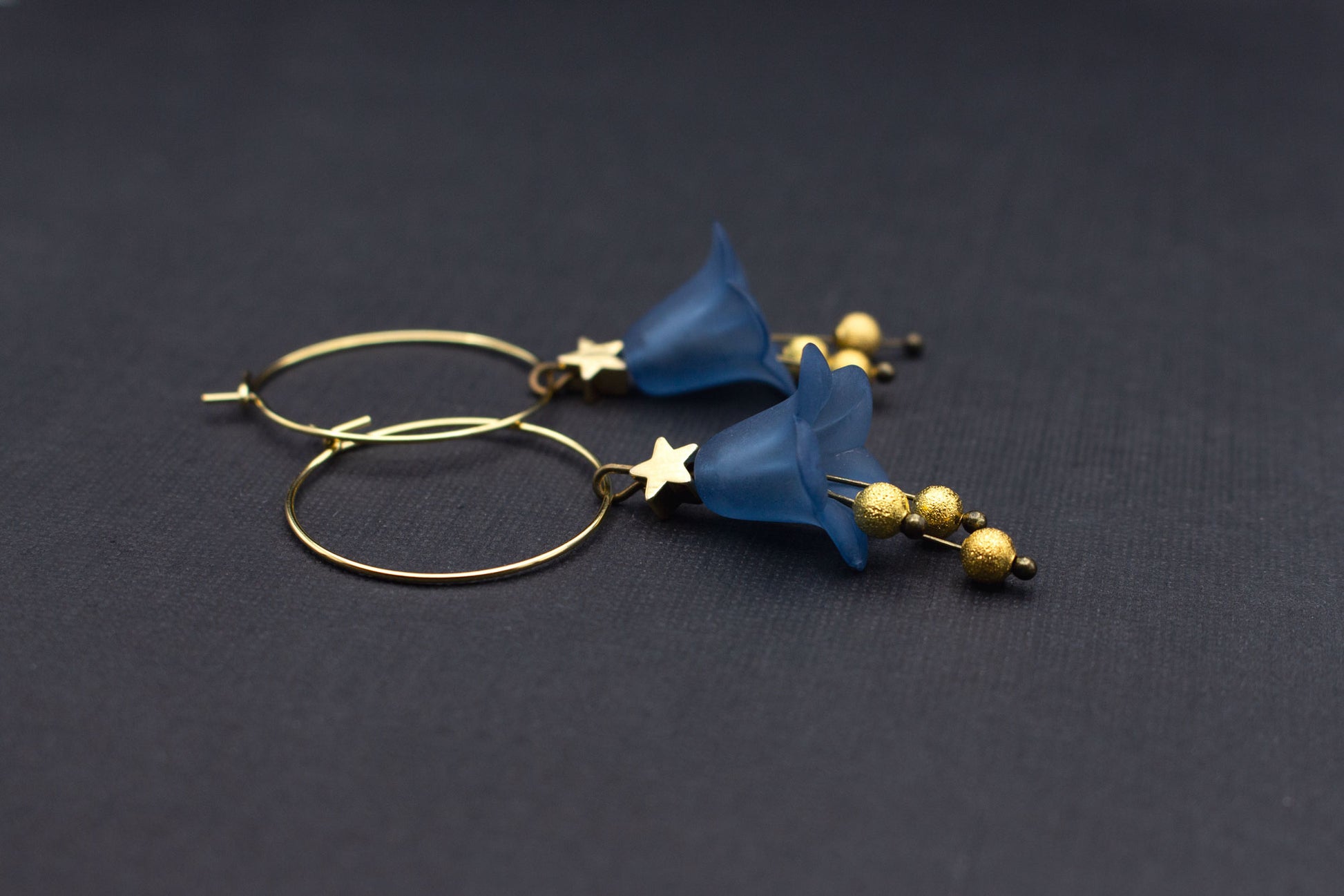 Ohrhänger mit blauen Blüten und goldfarbenen Sternen – romantischer Schmuck mit Glitzer