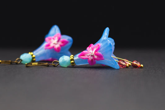 Blütenohrringe in Blau und Pink mit Glasperlen – farbenfroher Ohrschmuck für Damen