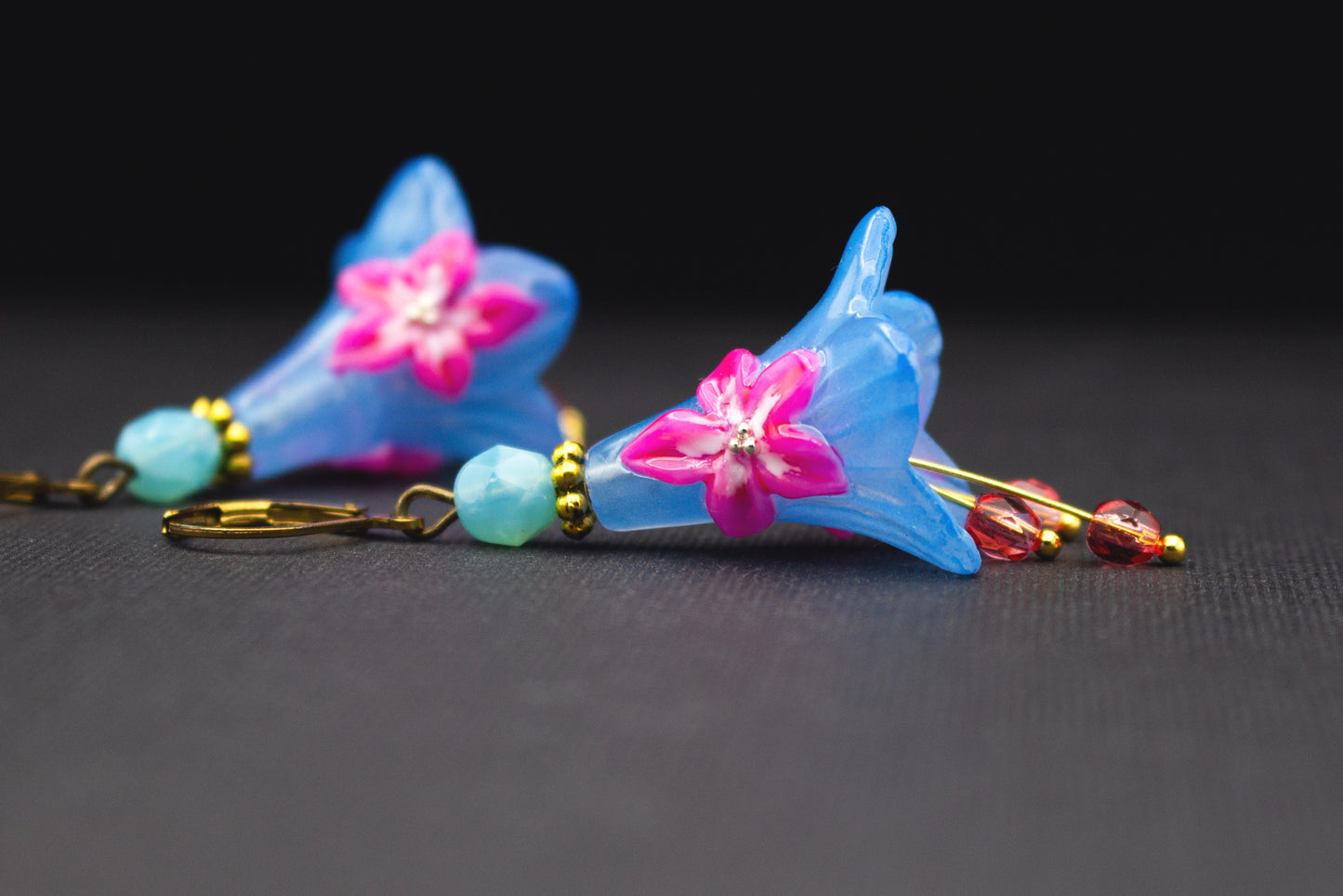 Verspielte Blütenohrringe Blau Pink – eleganter Ohrschmuck mit Glasperlen