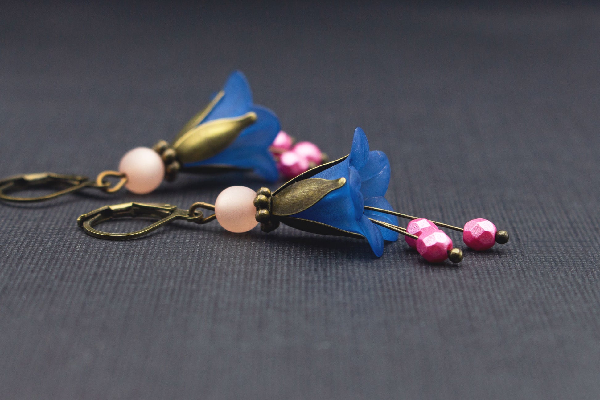 Blütenohrringe im Glockenblumen-Design in Blau und Rosa – Länge 4,5 cm