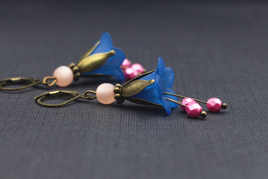 Blütenohrringe im Glockenblumen-Design in Blau und Rosa – Länge 4,5 cm