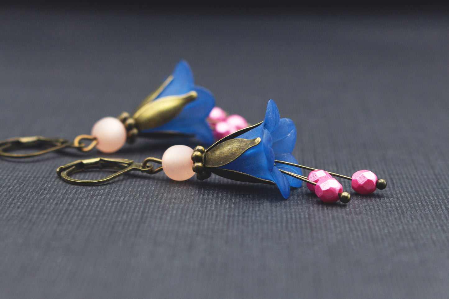 Elegante Glockenblumen Ohrringe – Blau Rosa mit Glas- und Acrylperlen