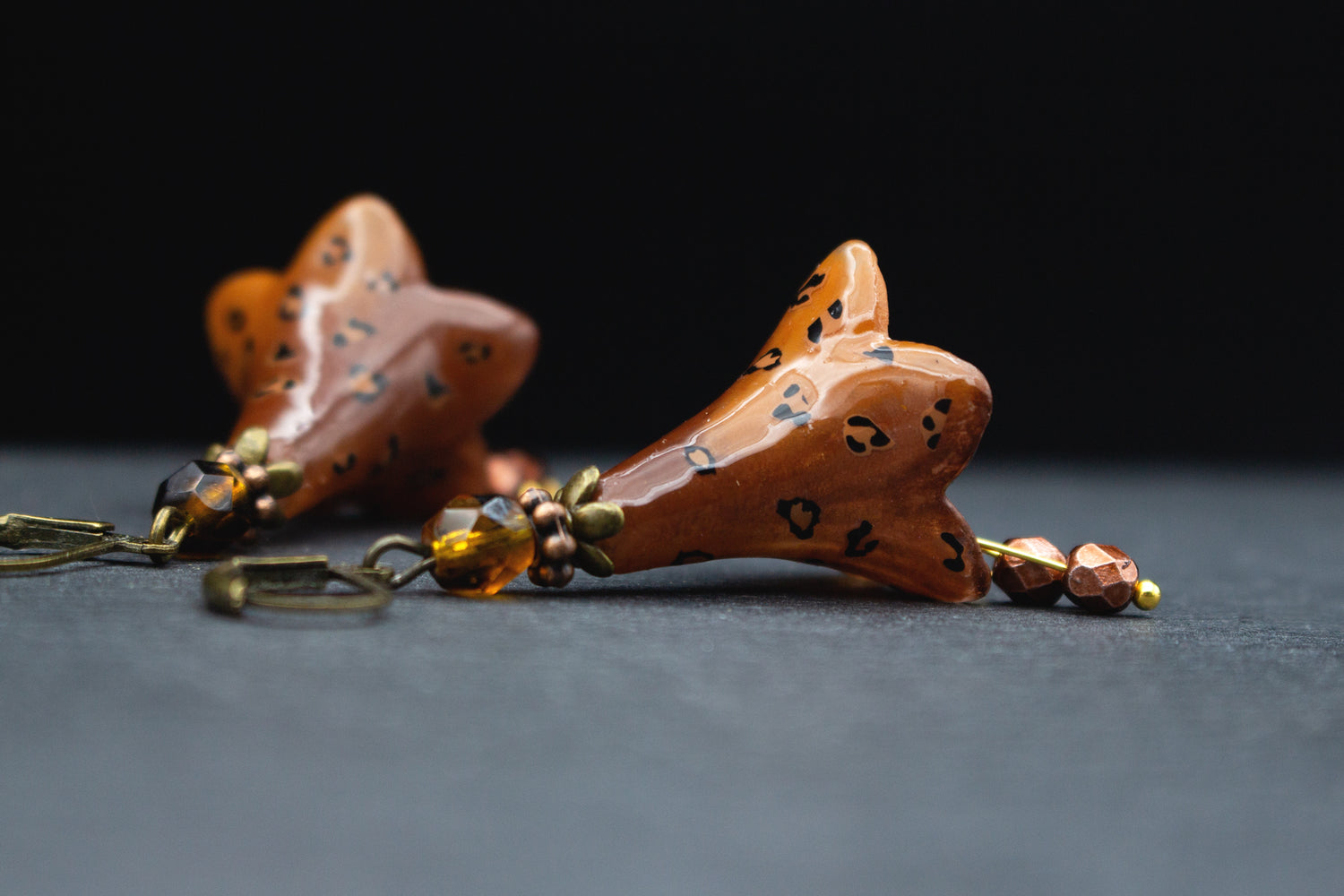 Blütenohrringe Braun mit Animalprint – moderner Schmuck mit Glasperlen in Gold und Kupfer