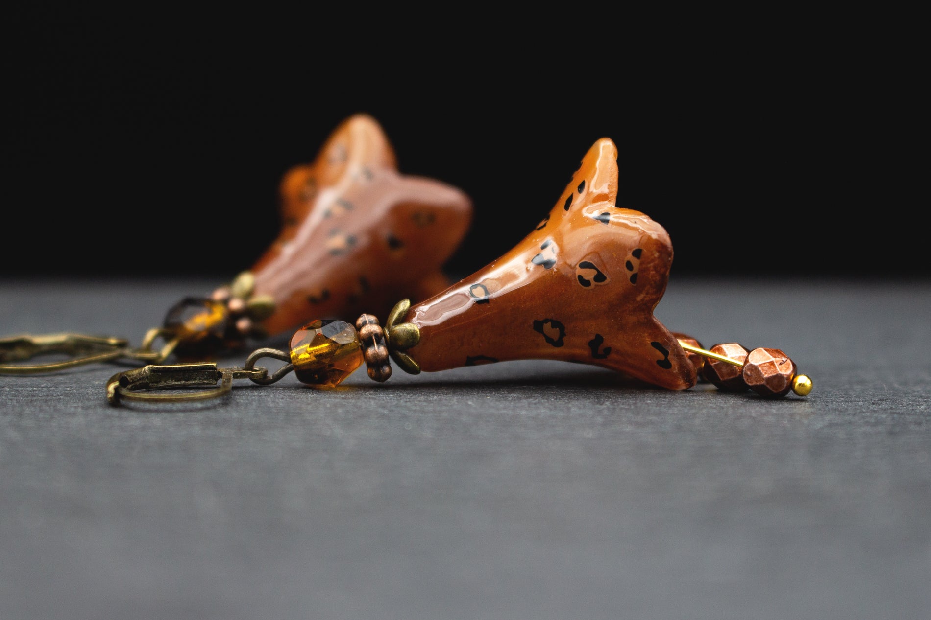 Ohrhänger Braun Animal-Look – elegante Blütenohrringe mit goldbraunen Glasperlen