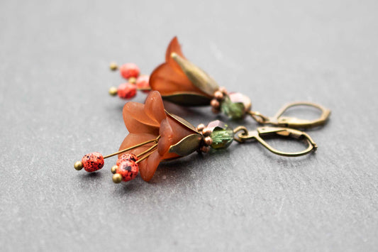 Blütenohrringe in Braun und Dunkelgrün mit Glasperlen – romantischer Ohrschmuck im Vintage-Stil