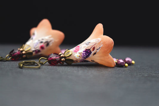 Blütenohrringe in Braun mit floralen Wildblumen – romantischer Schmuck mit Glasperlen