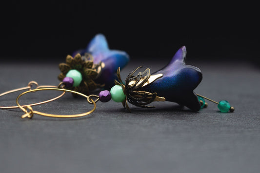 Blütenohrringe Lila Grün mit Cat-Eye-Schimmer – romantischer Ohrschmuck im Boho Vintage Stil