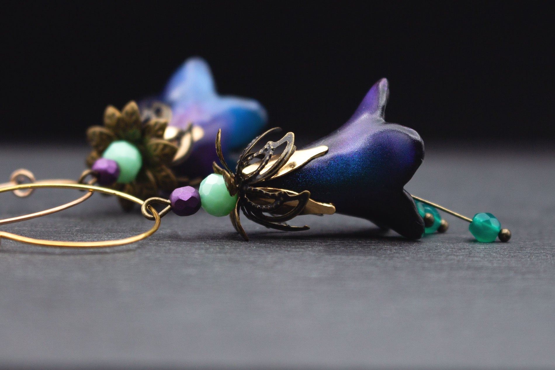 Cat Eye Blütenohrringe Lila Dunkelgrün mit Glasperlen – edler Schmuck romantisch verspielt