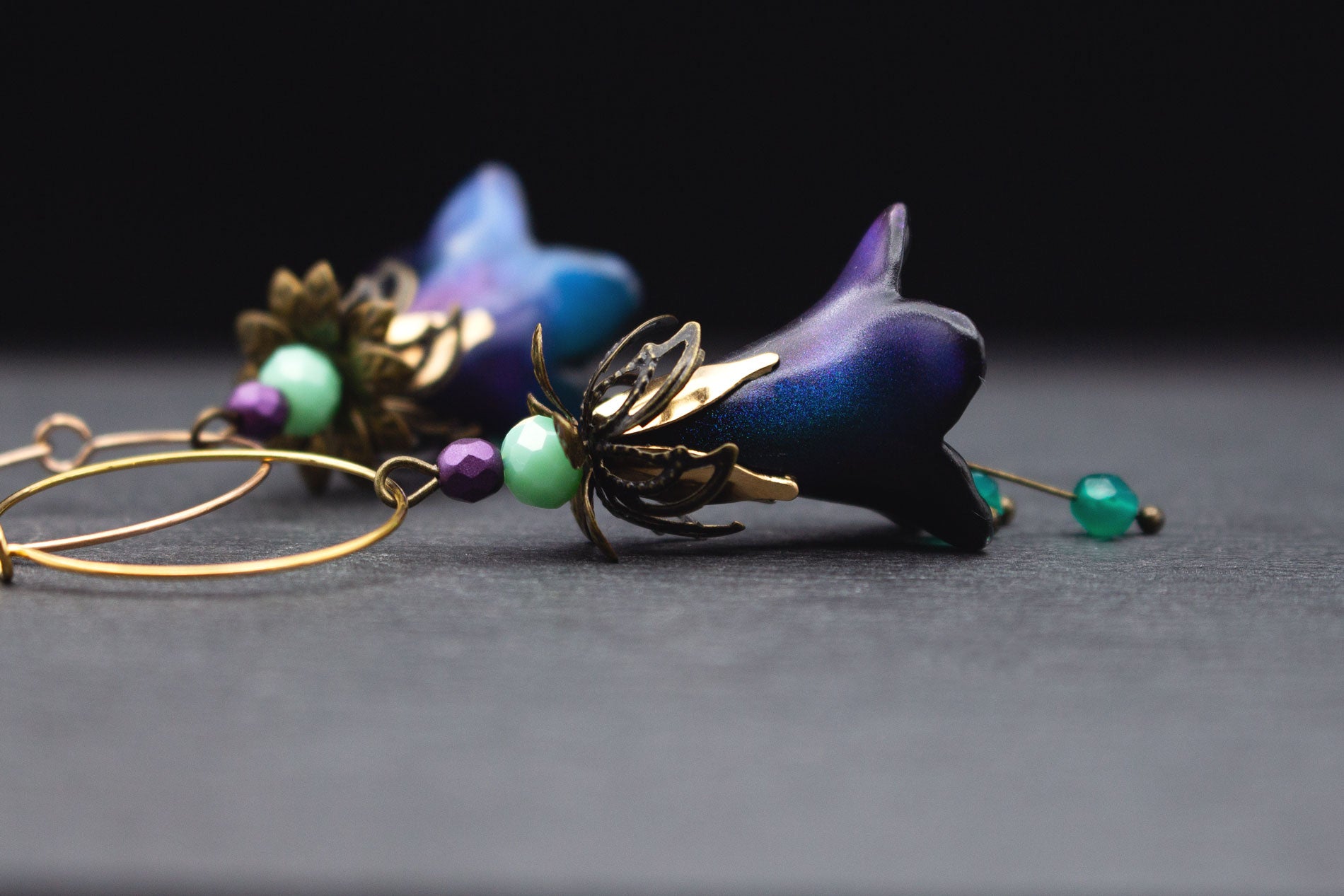 Blütenohrringe Cat Eye Effekt in Lila und Grün – Creolen Ohrschmuck Boho Vintage Look