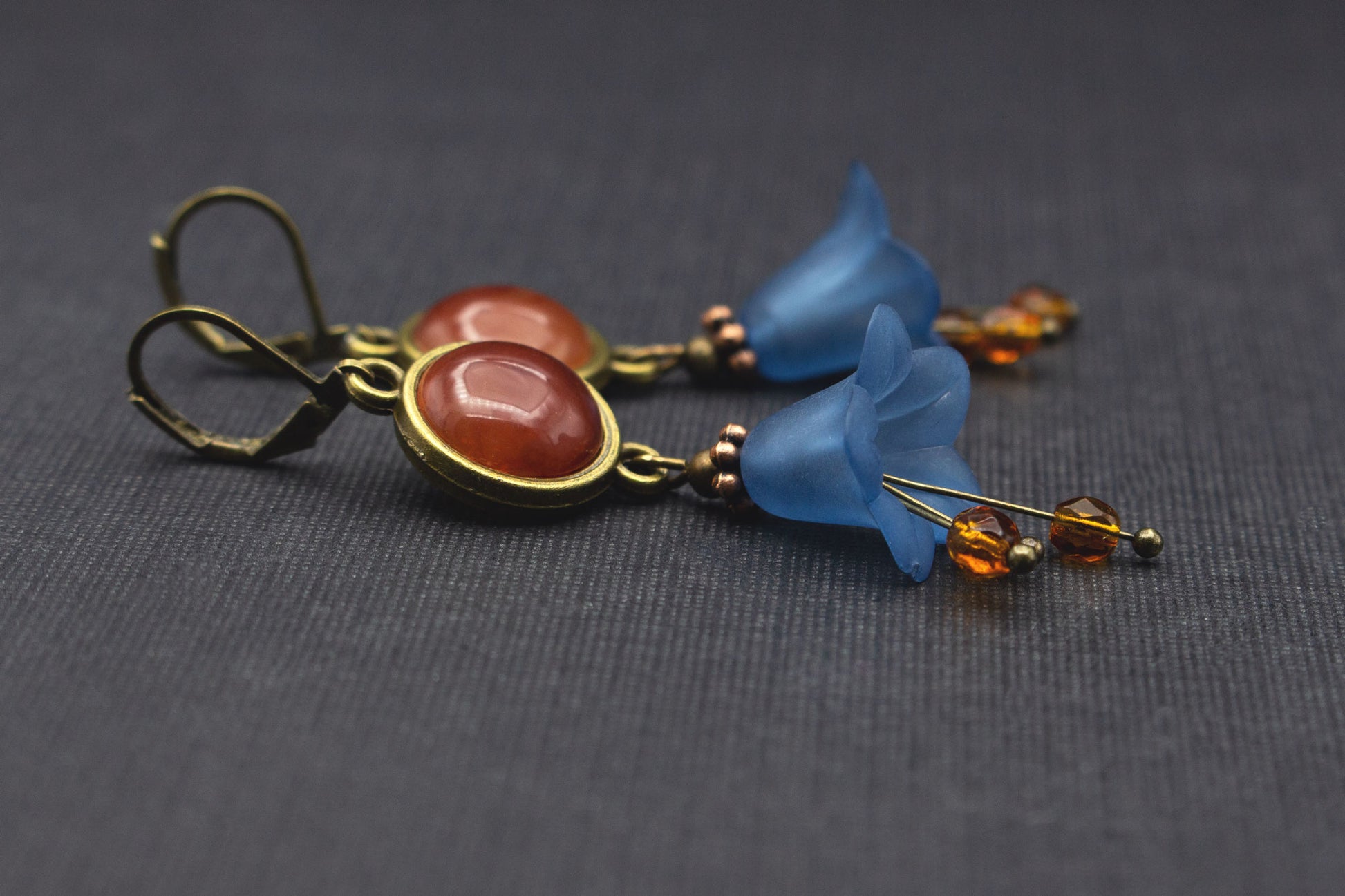 Blütenohrringe in Dunkelblau und Braun mit Glockenblumen-Design – Vorderansicht