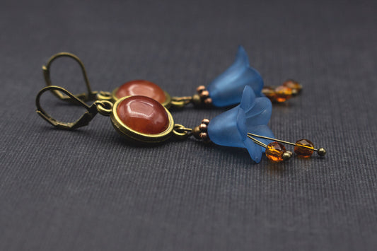 Blütenohrringe in Dunkelblau und Braun mit Glockenblumen-Design – Vorderansicht