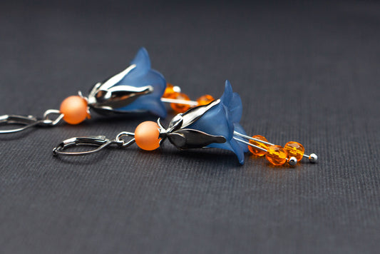 Dunkelblaue Blütenohrringe im Glockenblumen Design mit orangen Glasperlen