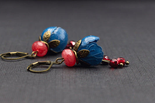 Blütenohrringe in Dunkelblau mit rubinroten Glasperlen und antik-bronzefarbenen Details