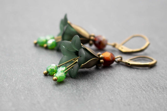 Blütenohrringe in Dunkelgrün und Braun mit Glasperlen – naturverbundener Schmuck in Antik-Bronze