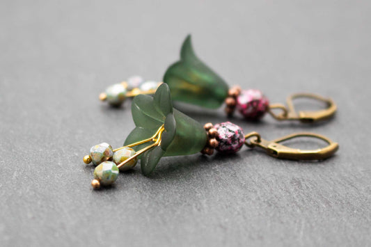 Blütenohrringe in Dunkelgrün Rosa Schwarz mit Glasperlen – romantischer Ohrschmuck für Damen