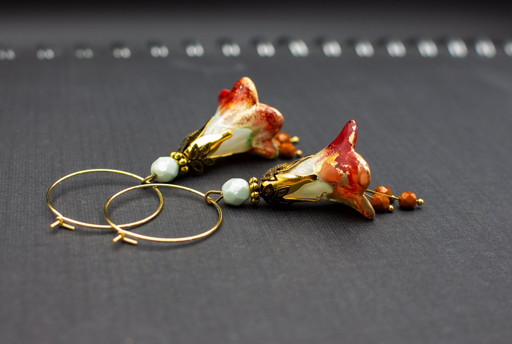 Blütenohrringe in Dunkelrot und Mint mit Glasperlen – handbemalte Creolen in Gold