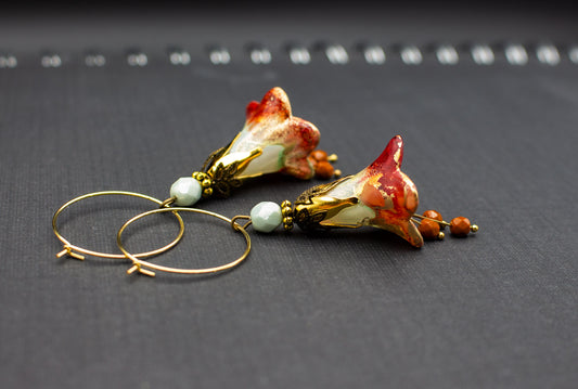 Blütenohrringe in Dunkelrot und Mint mit Glasperlen – handbemalte Creolen in Gold