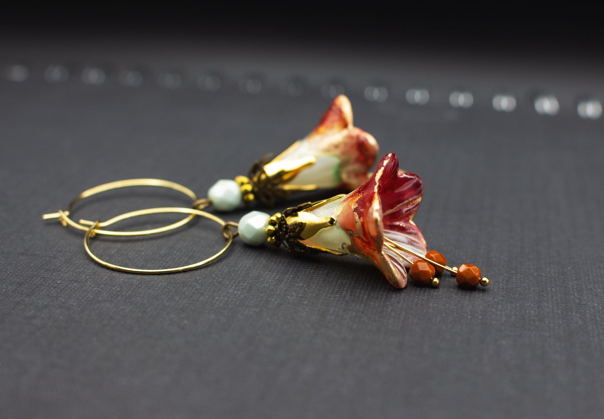 Ohrhänger mit Blüten in Dunkelrot Mint – romantischer Schmuck mit Glasperlen
