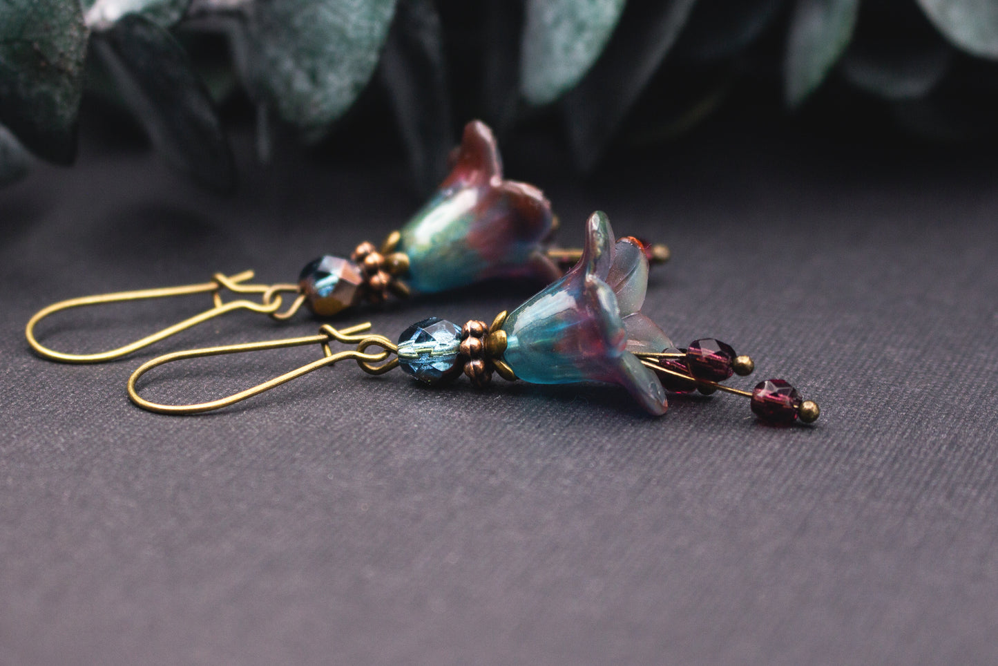 Lange Blütenohrringe dunkelrot petrolblau mit sanftem Farbverlauf und bronzenen Elementen