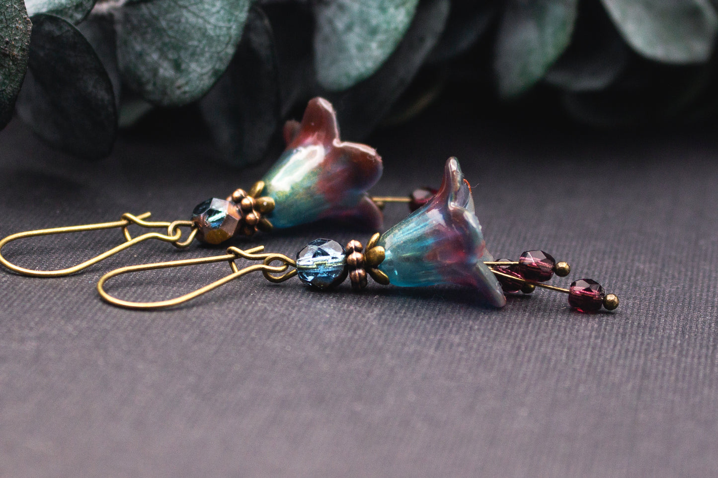 Vintage Blütenohrringe mit dunkelrotem und petrolblauem Farbspiel aus Acryl und Glas