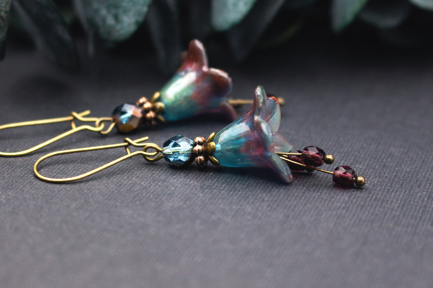 Blütenohrringe dunkelrot petrolblau mit handgemaltem Farbverlauf und Glasperlen im Vintage Stil