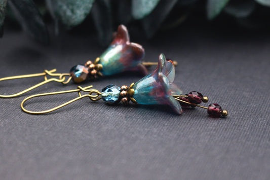 Blütenohrringe dunkelrot petrolblau mit handgemaltem Farbverlauf und Glasperlen im Vintage Stil