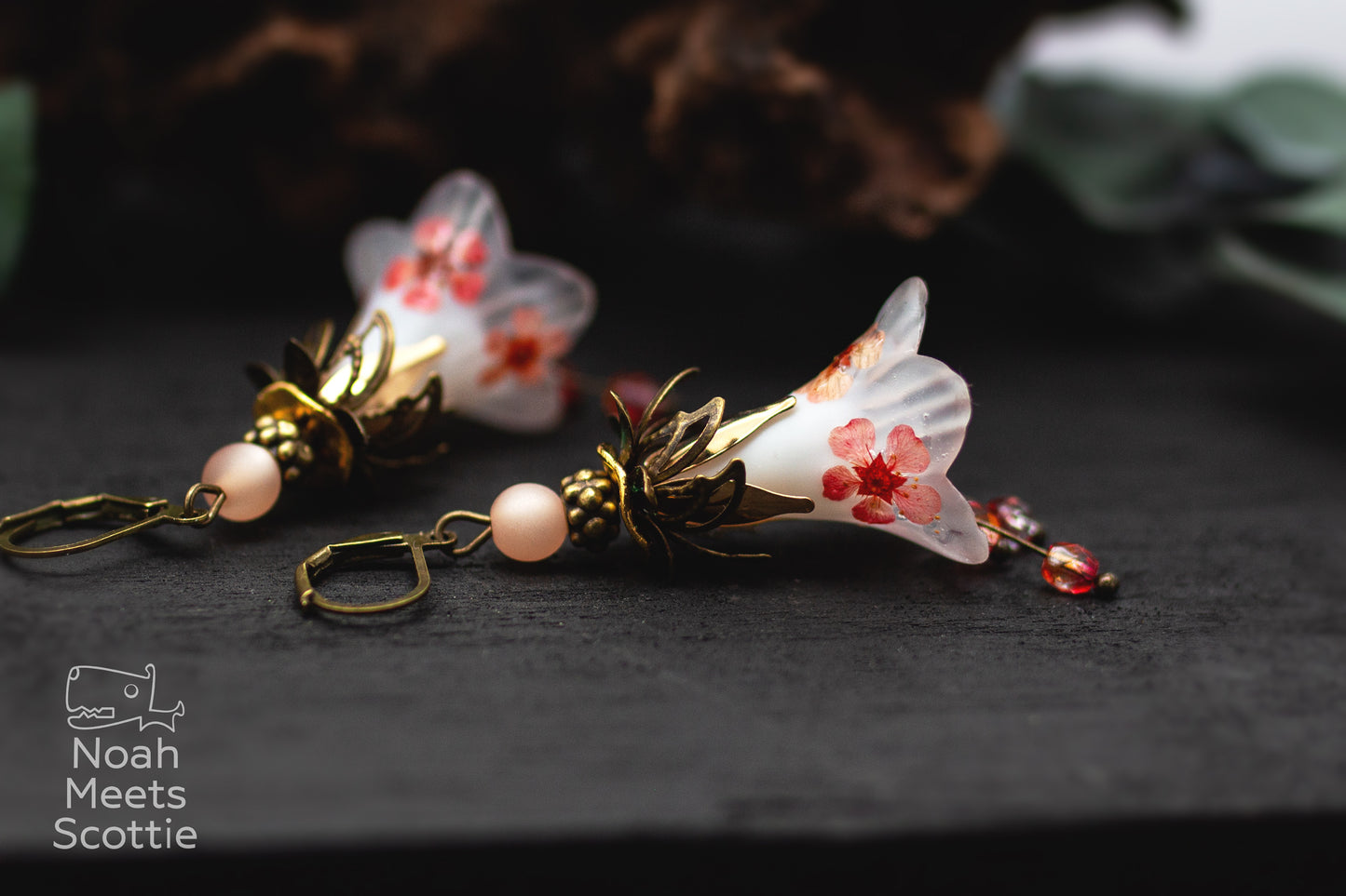 Handbemalte Blumenohrringe mit echten Blüten, rosa Glasperlen und romantischem Design.