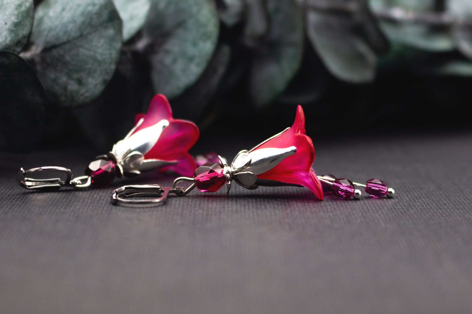Elegante florale Ohrringe in Pink mit Glasperlen und silberfarbenen Elementen im Hero Produkt Stil